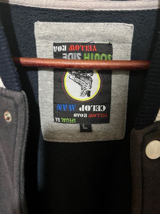 Chaqueta universitaria negra y blanca