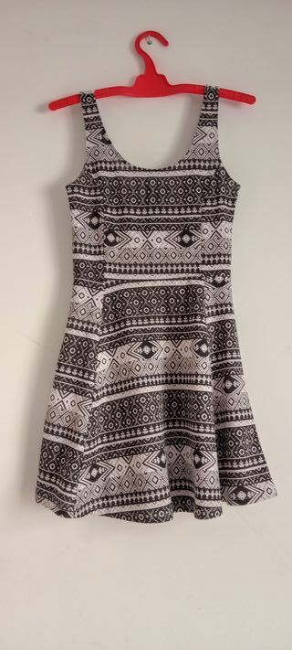 Vestido ceñido de verano con estampado tribal