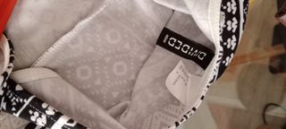 Vestido ceñido de verano con estampado tribal