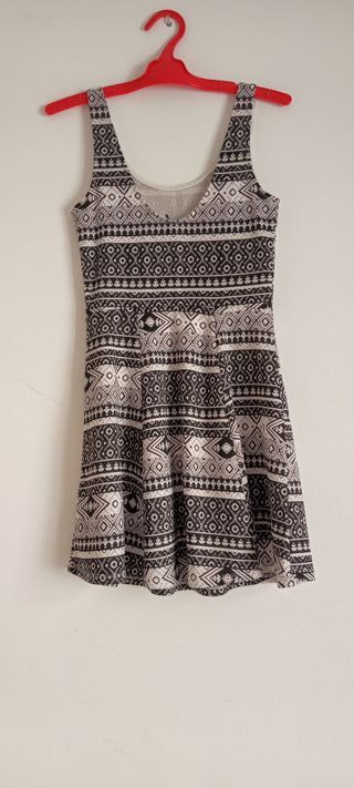 Vestido ceñido de verano con estampado tribal