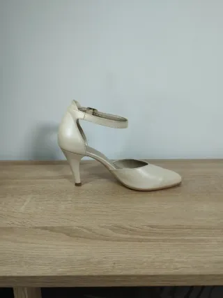 Zapatos de tacón beige con pulsera