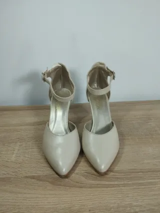 Zapatos de tacón beige con pulsera