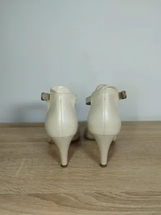 Zapatos de tacón beige con pulsera