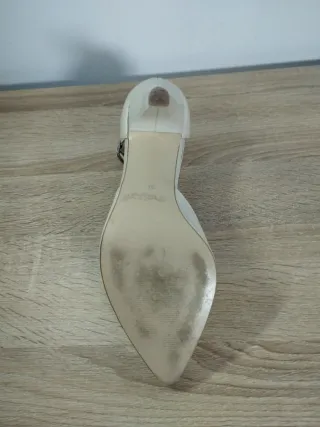 Zapatos de tacón beige con pulsera