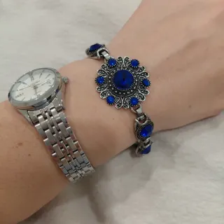 Pulsera plateada con piedras azules