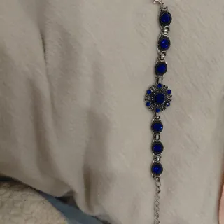 Pulsera plateada con piedras azules