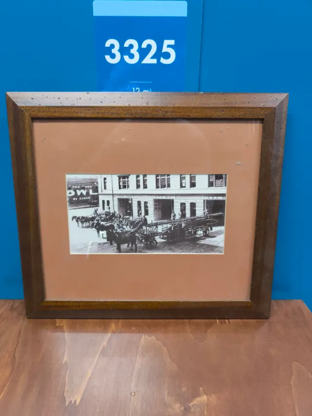 Quadro antigo com foto de bombeiros