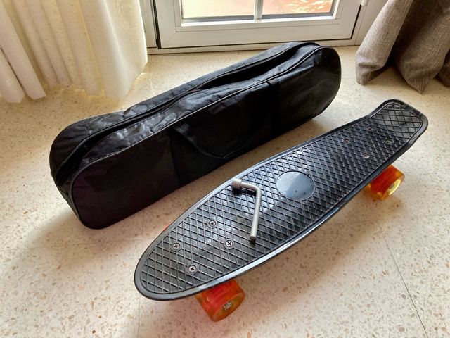 Mini patinete com luzes e capa