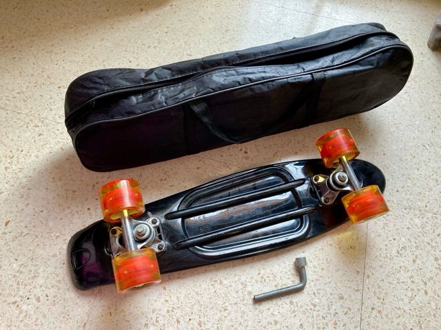 Mini patinete com luzes e capa