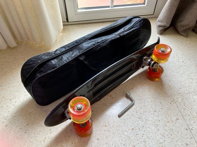 Mini patinete com luzes e capa