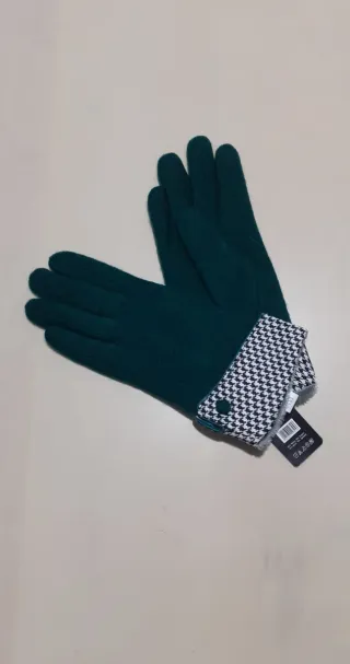Elegantes guantes de lana verde oscuro