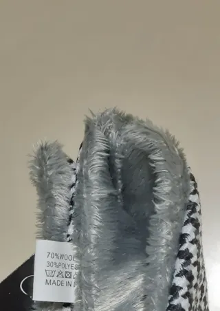 Elegantes guantes de lana verde oscuro