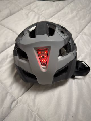 Casco bici con luce posteriore