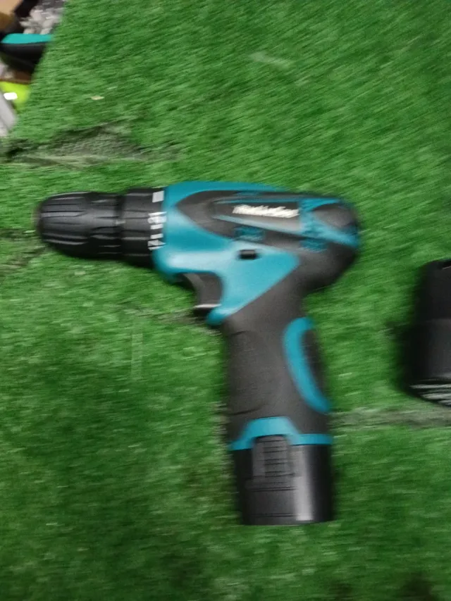 Trapano a batteria con punte e inserti