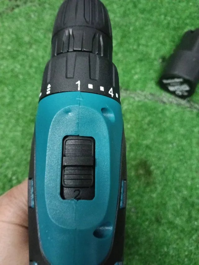 Trapano a batteria con punte e inserti