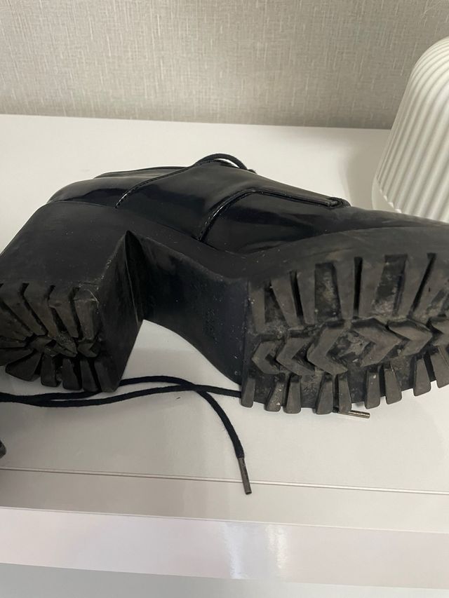 Zapatos negros de plataforma con cordones