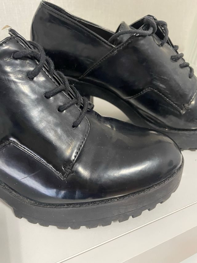 Zapatos negros de plataforma con cordones