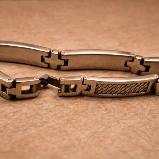 Bracciale in acciaio con maglie decorate