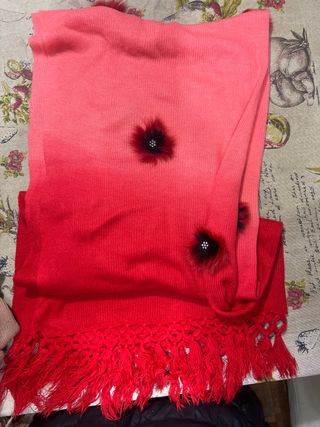 Bufanda degradada rosa y roja con flecos