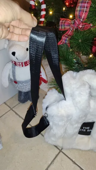 Borsa in pelliccia sintetica bianca con tracolla