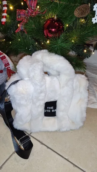 Borsa in pelliccia sintetica bianca con tracolla