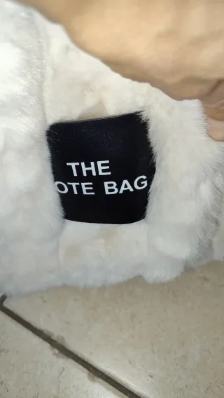 Borsa in pelliccia sintetica bianca con tracolla