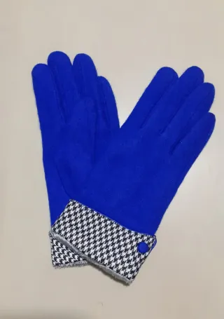 Elegantes guantes azules de lana.