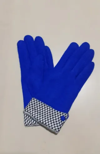 Elegantes guantes azules de lana.