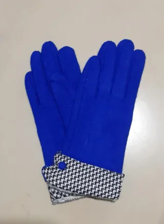 Elegantes guantes azules de lana.