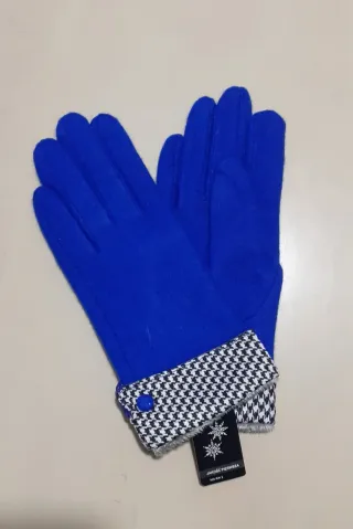 Elegantes guantes azules de lana.