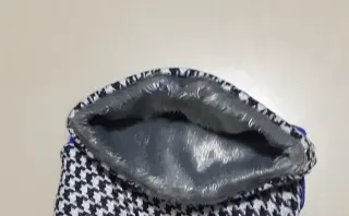 Elegantes guantes azules de lana.