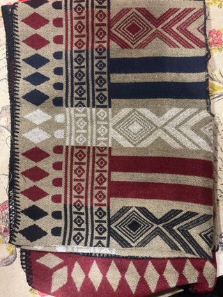 Bufanda con diseño geométrico negro,blanco,granate