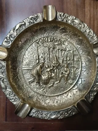 Cenicero de metal repujado