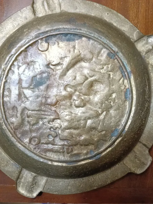 Cenicero de metal repujado