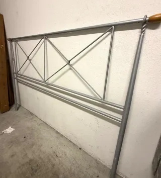Cabecero de cama metálico con detalles de madera