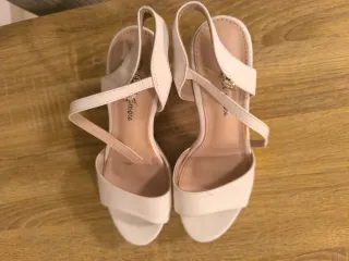 Tacones blancos elegantes para boda o fiesta