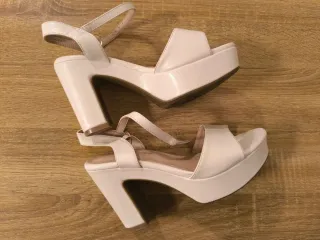 Tacones blancos elegantes para boda o fiesta