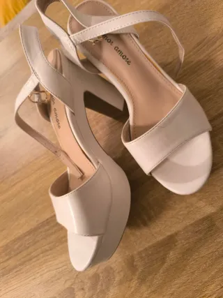 Tacones blancos elegantes para boda o fiesta