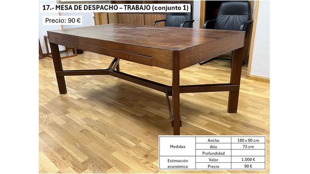 Mesa de despacho de madera oscura