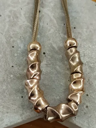 Collar Stradivarius dorado y rosa