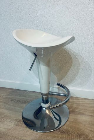 Silla de barra elevable  blanca y plateada
