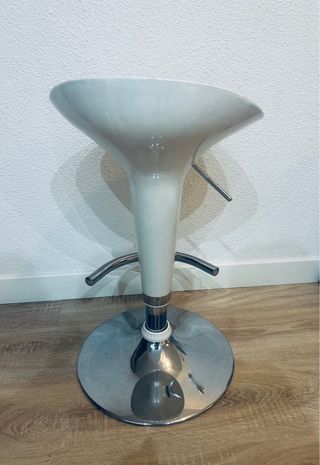 Silla de barra elevable  blanca y plateada