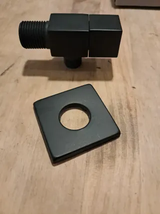 Llave de agua negra con embellecedor