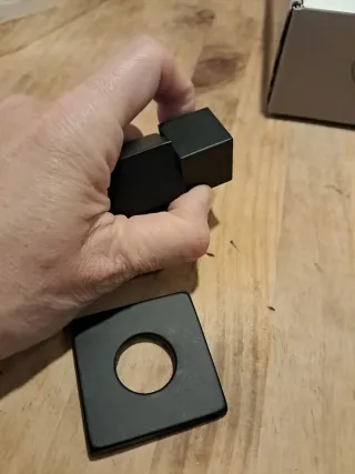 Llave de agua negra con embellecedor