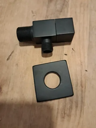 Llave de agua negra con embellecedor