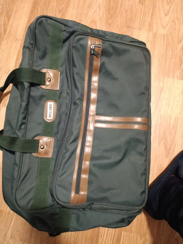 Bolso de deporte verde y marrón