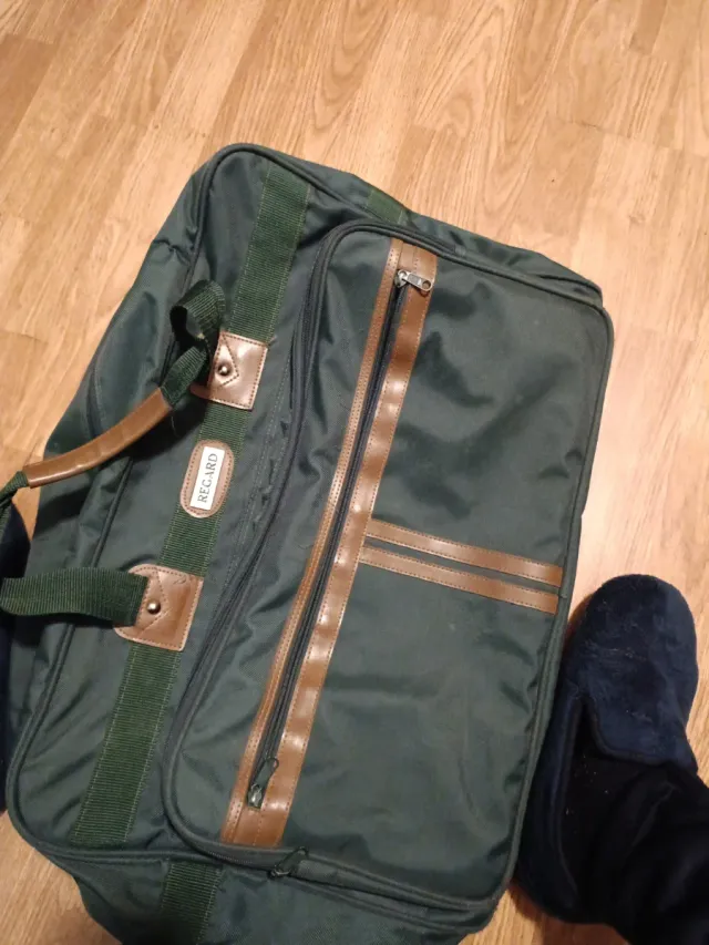 Bolso de deporte verde y marrón