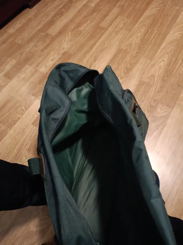 Bolso de deporte verde y marrón