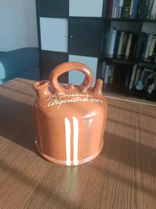 Botijo de cerámica St. Domingo Argentona 2001.