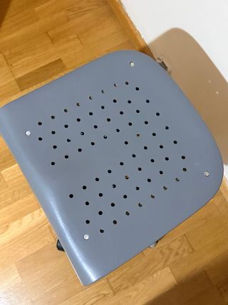 Taburete gris con ruedas